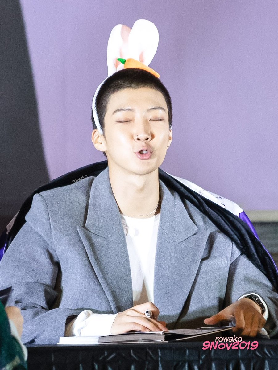 rowakoRi's tweet photo. Again uncounted headwearss🐰😙😙 #이승훈 #HOONY #LeeSeunghoon #李昇勳 #WINNER #위너 #ウィナー CROSS fansign in Sinchon🌃🏁 #latepost😉 https://t.co/3GUAmwX2Xo