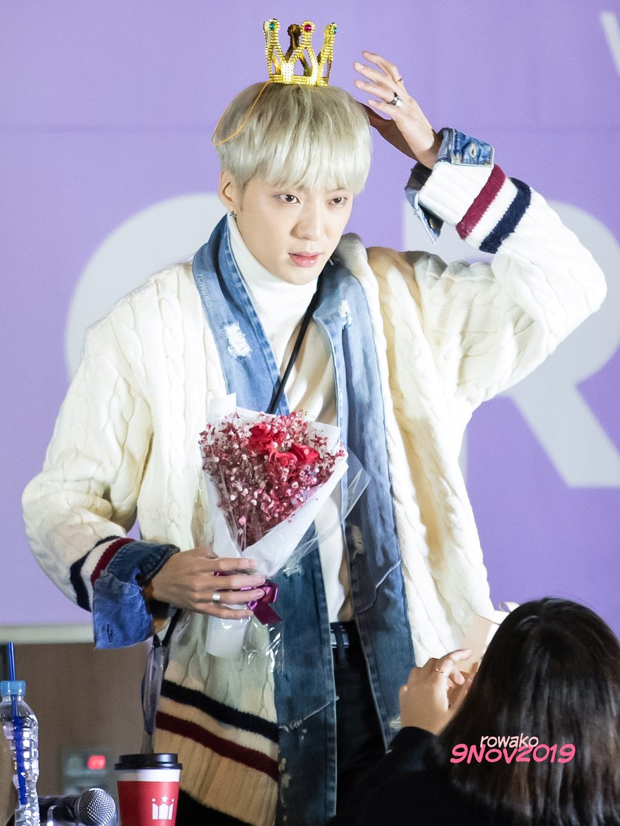 rowakoRi's tweet photo. Yeah its a small crown👑💐💐 #강승윤 #YOON #KangSeungyoon #姜昇潤 #WINNER #위너 #ウィナー CROSS fansign in Sinchon🌆🏁 #latepost😉 https://t.co/kaWTBJvdl7