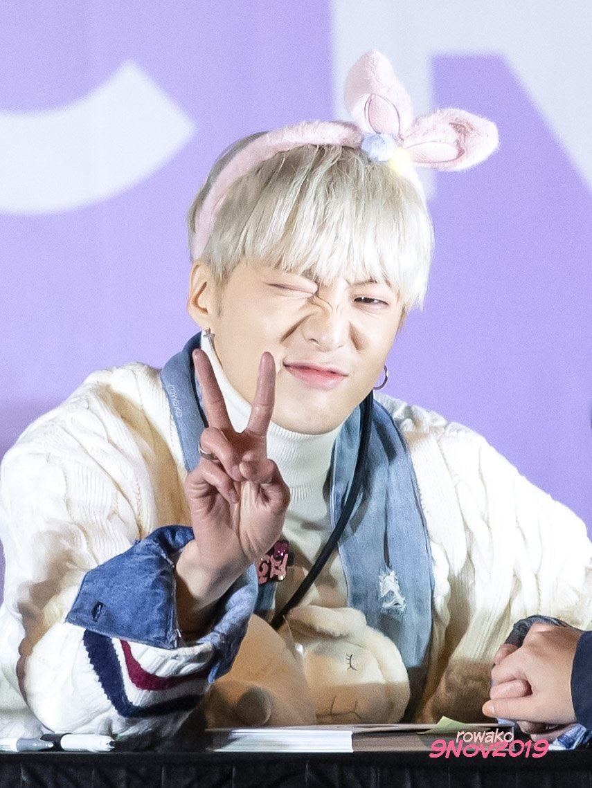 rowakoRi's tweet photo. Yeah its a small crown👑💐💐 #강승윤 #YOON #KangSeungyoon #姜昇潤 #WINNER #위너 #ウィナー CROSS fansign in Sinchon🌆🏁 #latepost😉 https://t.co/kaWTBJvdl7