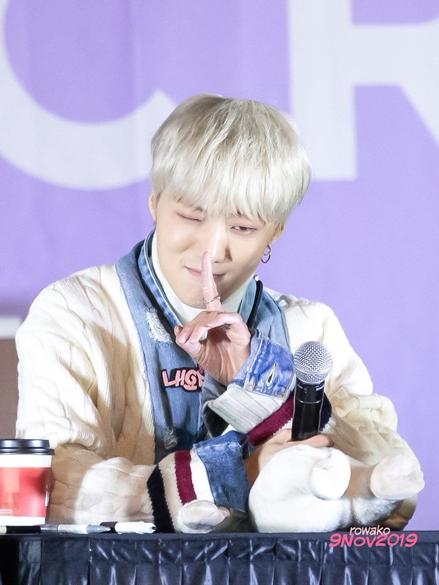 rowakoRi's tweet photo. Yeah its a small crown👑💐💐 #강승윤 #YOON #KangSeungyoon #姜昇潤 #WINNER #위너 #ウィナー CROSS fansign in Sinchon🌆🏁 #latepost😉 https://t.co/kaWTBJvdl7