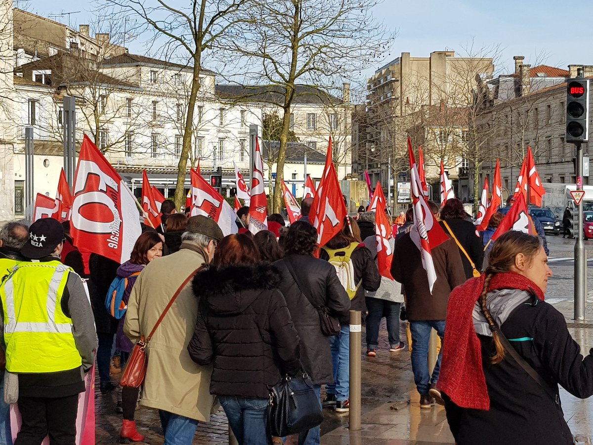FODeuxSevres's tweet photo. Plus d'un millier de manifestants à #Niort, ce #29janvier.
#retrait de la #reformedesretraites https://t.co/kAHEqB05la