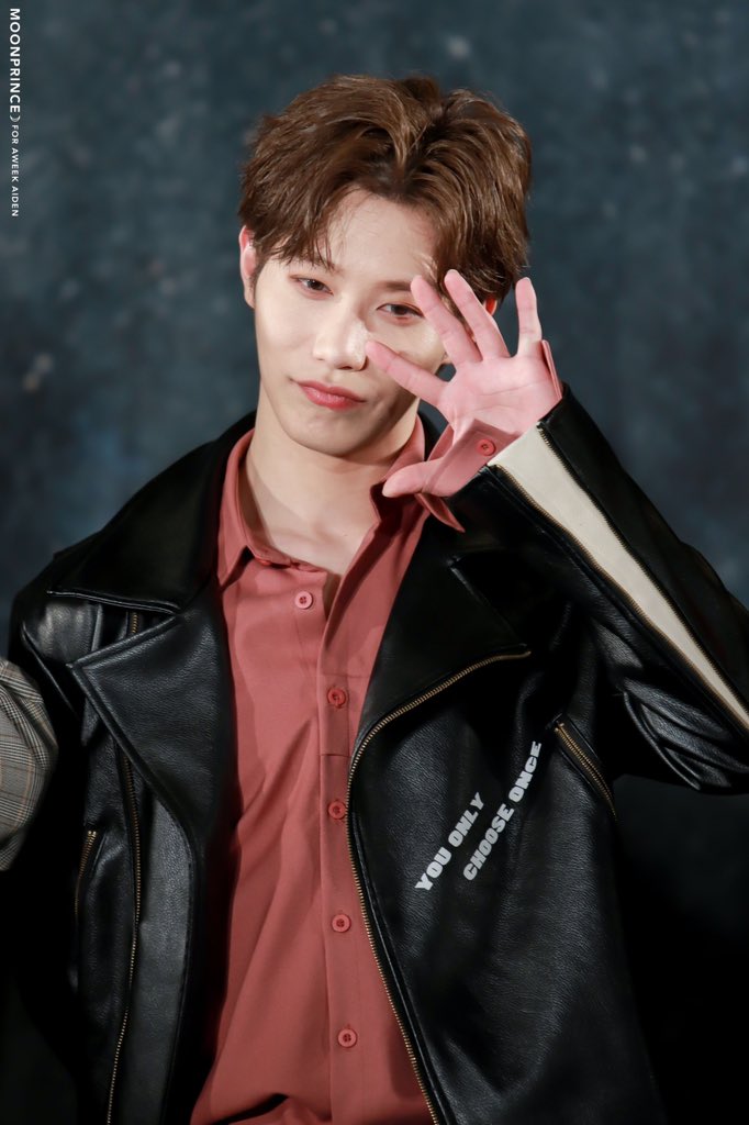 M00nPrince_'s tweet photo. 191223 2부 포토타임 에이든

　　　　　　👑
ﾀﾏﾆﾃﾞﾙﾌﾞﾘｯｺ( p˙³˙q)💙💙

#어위크 #AWEEK #에이든 #AIDEN #최지웅 #アウィーク #エイデン @AWEEK_Official  @aweekjp https://t.co/WuHz9vz3QX