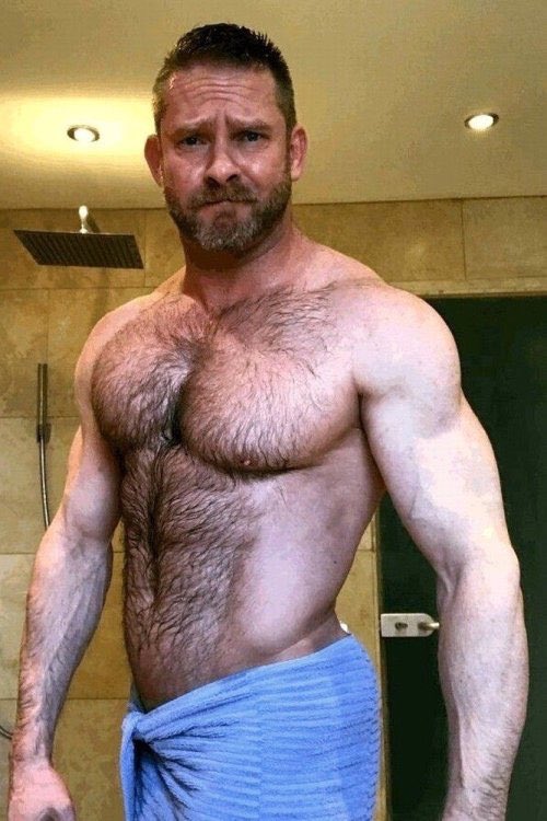 uncutcol's tweet photo. Drop the towel daddy https://t.co/yTiHocUSOS