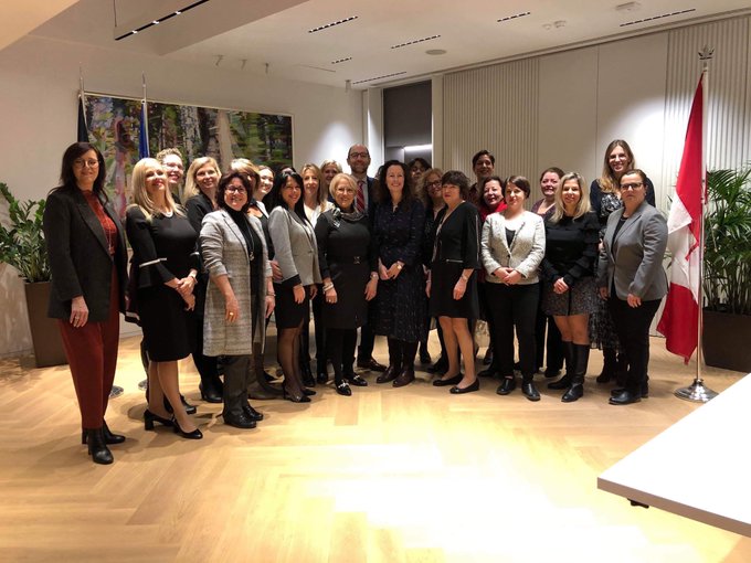 CommerceCanada's tweet photo. Tout le monde en profite lorsque les #FemmesEntrepreneures réussissent. Hier, à #Bruxelles, @lambertstep du @SDC_TCS et des #exportatrices du 🇨🇦 et de la 🇧🇪 on discuté des moyens d'accroître les opportunités pour les #FemmesenCommerce sur les marchés mondiaux. #FACI #AECG https://t.co/wO2Yb2cdWa