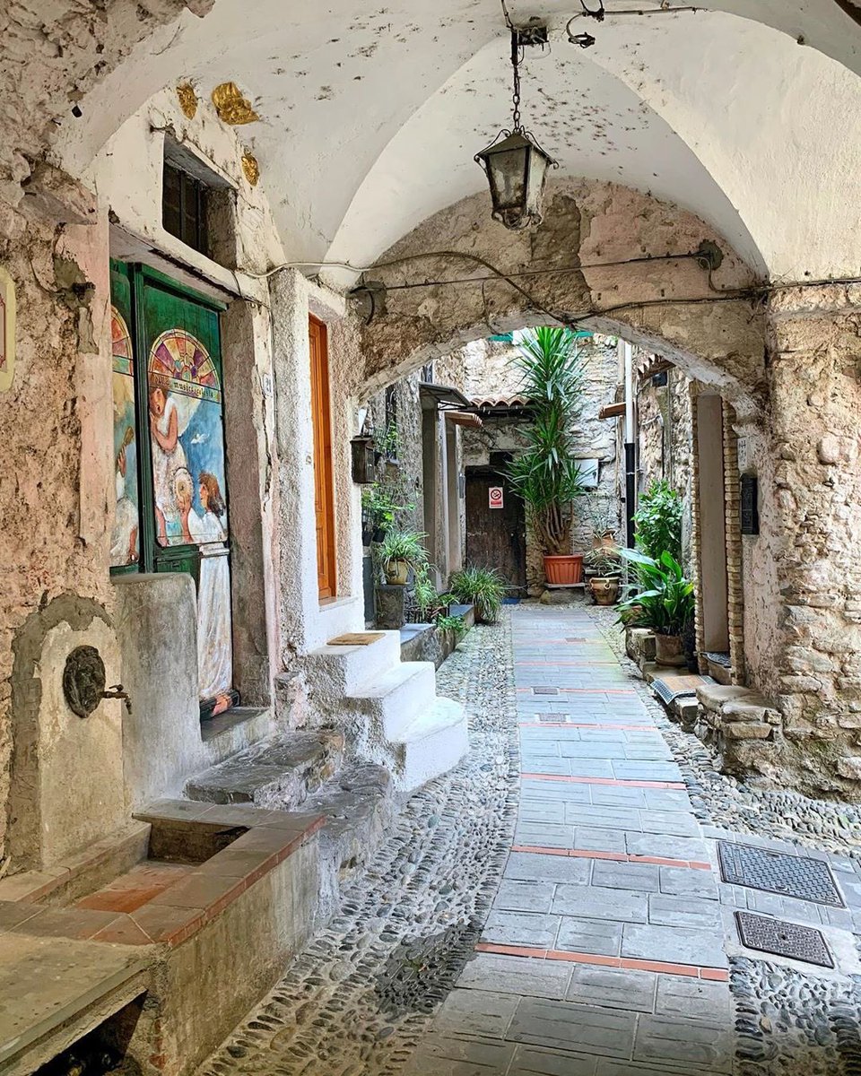 Angoli nascosti di Vallecrosia, il borgo medioevale in provincia di Imperia
........................................................
🔸Photo by: @barbara_labg
🔸Location: #vallecrosia