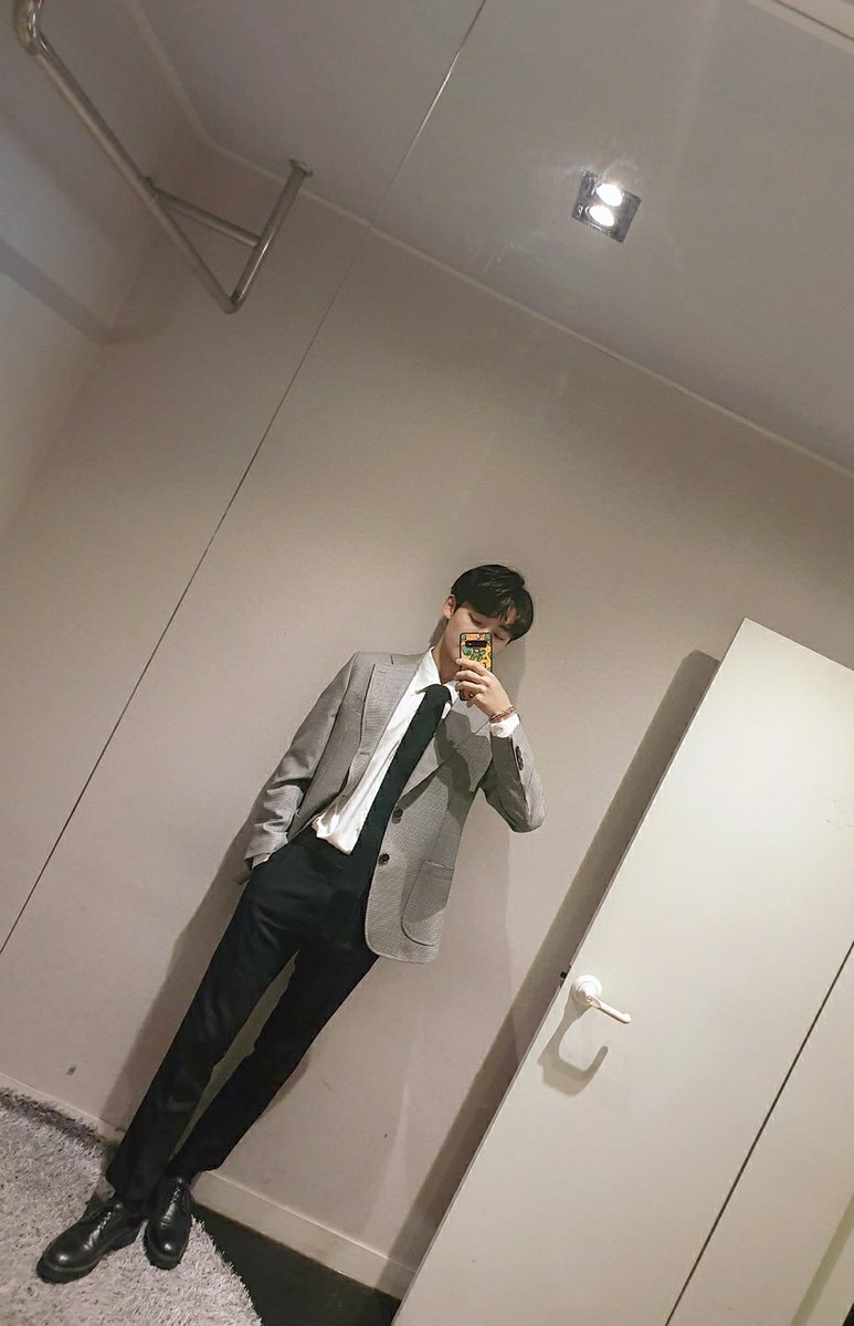 official_ACE7's tweet photo. [#에이스_찬]

내일 봐요 내 사랑들😘

#ACE #에이스 #CHOICE #초이스
#MyLove #마이러브 #내사랑들 #낼봥 https://t.co/GkE57YWDFp