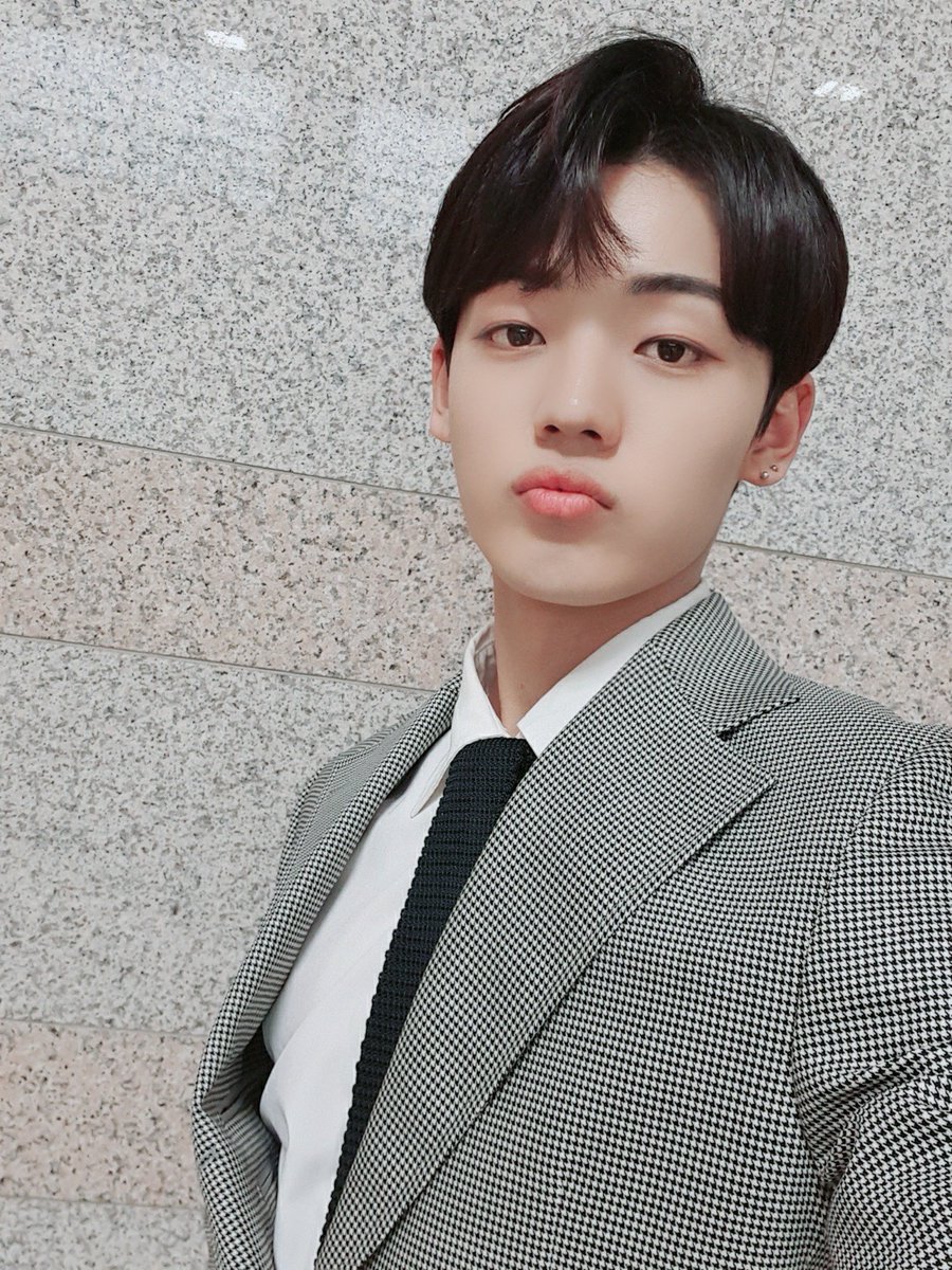 official_ACE7's tweet photo. [#에이스_찬]

내일 봐요 내 사랑들😘

#ACE #에이스 #CHOICE #초이스
#MyLove #마이러브 #내사랑들 #낼봥 https://t.co/GkE57YWDFp