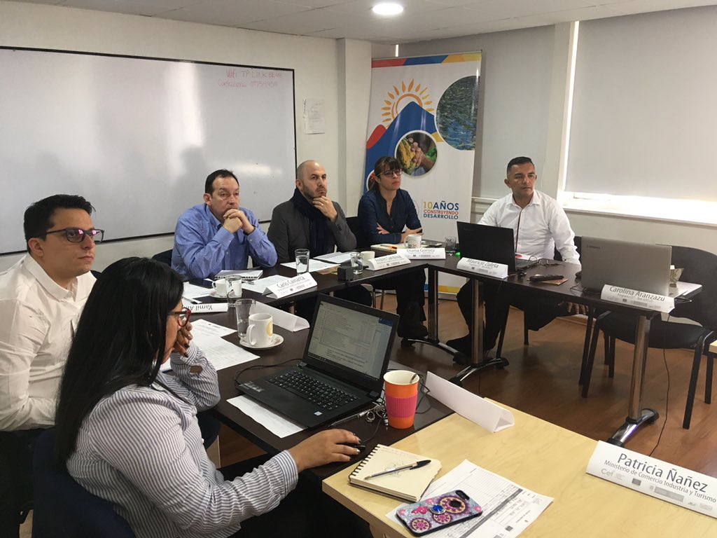 Hoy desde el #ProgramaCET estamos con <a href="/MincomercioCo/">MinComercio Colombia</a> y <a href="/UEenColombia/">Unión Europea en Colombia 🇪🇺</a> en el comité de validación de las #AlianzasParaLaCompettividad 15 territorios nos presentan propuestas que buscan fortalecer la competitividad en sus regiones 🇪🇺🇨🇴💪
