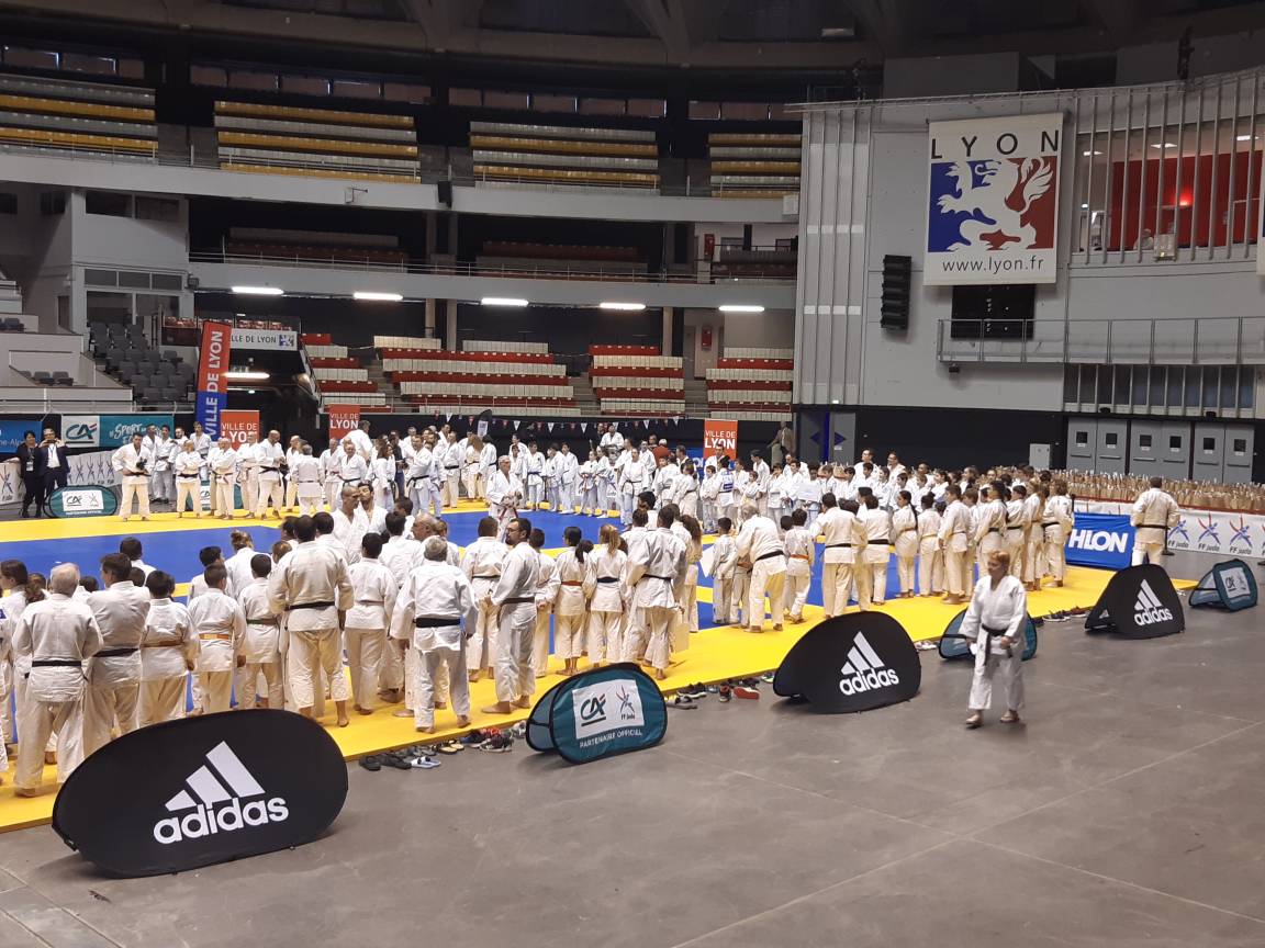 [#SportEcoleDeVie]
"Les grands rêves commencent tout petit"
Après-midi judo au Palais des Sports de la <a href="/villedelyon/">Ville de Lyon</a> co-organisé par la Ligue <a href="/auvergnerhalpes/">Auvergne-Rhône-Alpes</a> de Judo-Jujitsu. Plus de 700 futurs champions sur les tatamis auprès de <a href="/DDouillet/">David Douillet</a> et G.Delvingt, parrains de l'événement