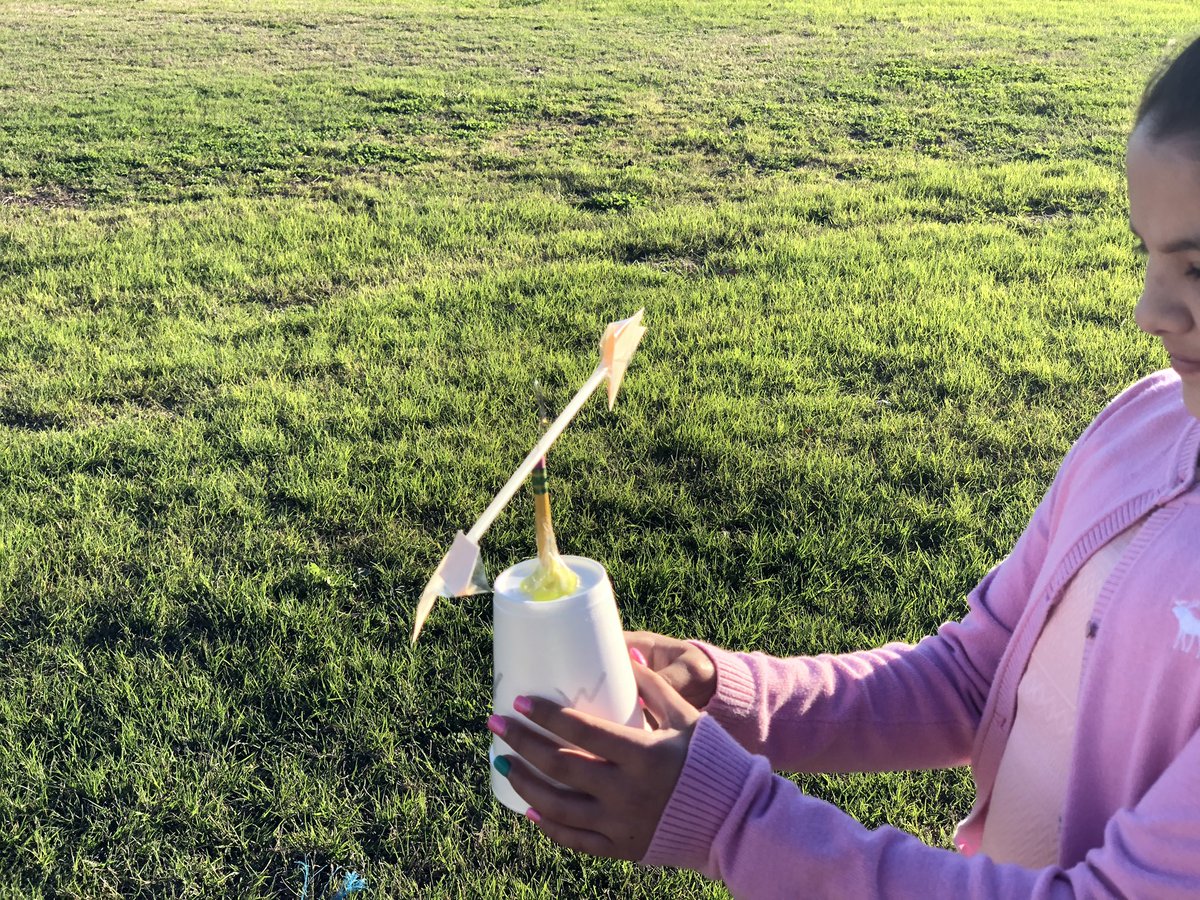 RoadrunnerRicky's tweet photo. 5th graders creating and using scientific tools to measure weather conditions, and collect data. #weathervsclimate #sciencerocks https://t.co/dnjbDXKUhj