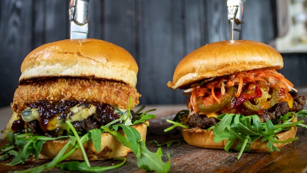 ThePodNewport's tweet photo. Helping you get through Wednesday🙌🏽

The Alun Wyn (L)
Beef patty, Perl Las blue cheese, caramelised onion, panko breaded onion ring, mayo &amp; rocket

The Hot Mess (R)
Beef patty, jalapeños, American cheese, Asian slaw &amp; homemade hot sauce

#thepod #newport #cardiff #burgerwednesday https://t.co/5DteM3kjc7