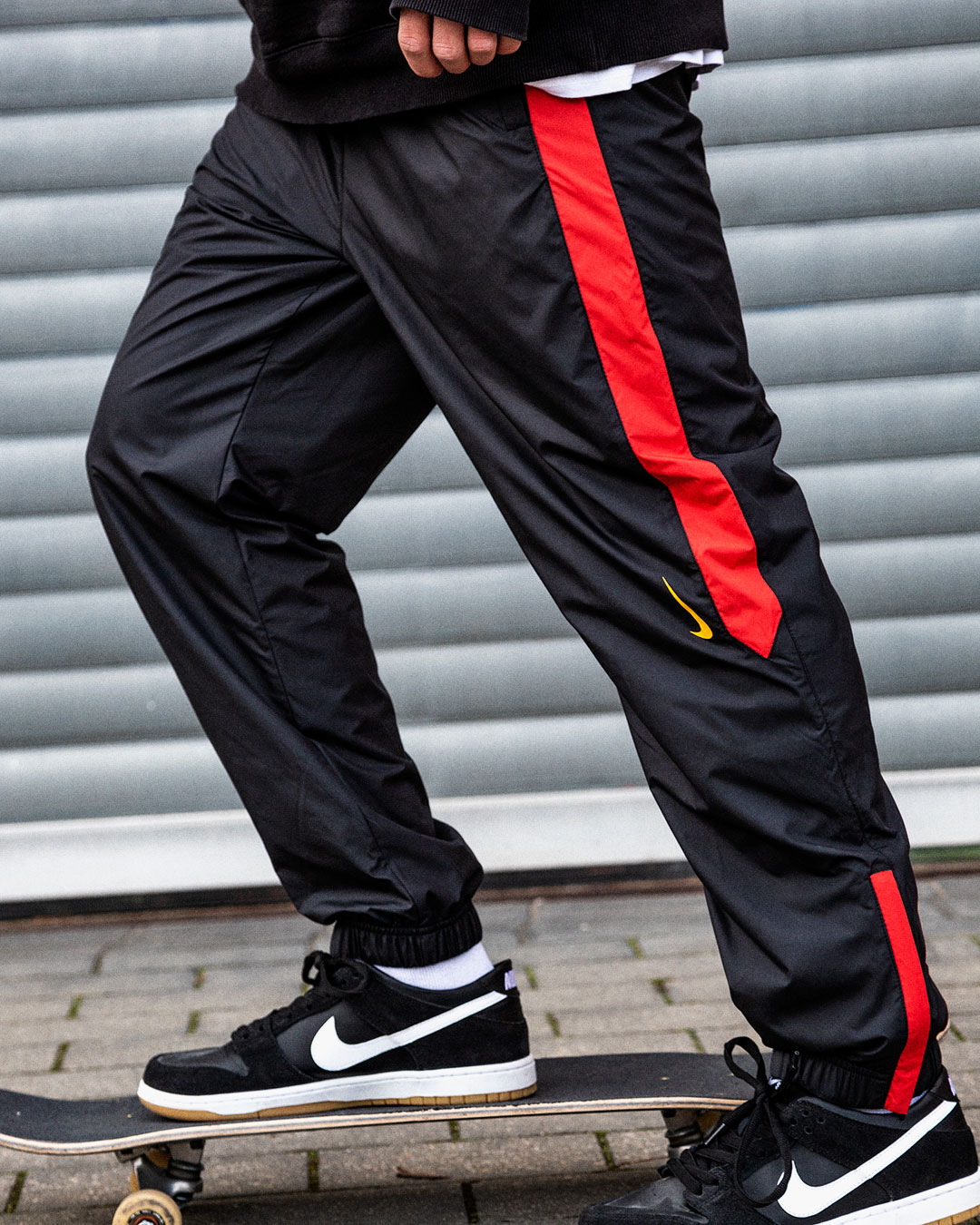 Groenten Beyond Is aan het huilen SKATEDELUXE on Twitter: "Stay ahead of the game with the new @nikesb Shield  Swoosh Track Pants ⬛ https://t.co/ko6KySK3YI #skatedeluxe #SK8DLX #NikeSB  https://t.co/7UxCM4odH1" / Twitter