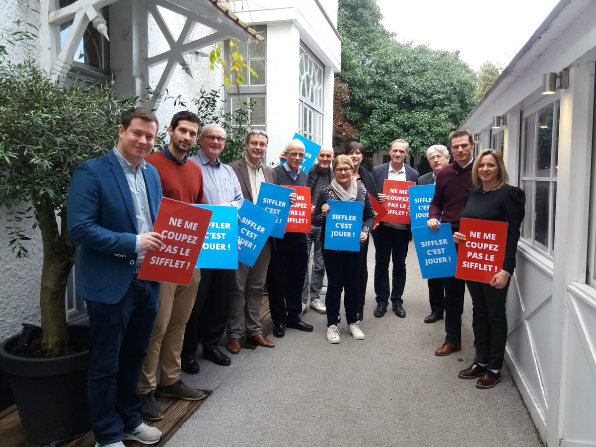 Nous avons réunis les instances sportives et les fédérations francophones de sports collectifs pour mettre en place un projet de campagne autour de l'arbitre en tant que constituant positif majeur du Sport.
#SifflercestJouer #NeMeCoupezpasleSifflet #Arbitres #BeFairPlay