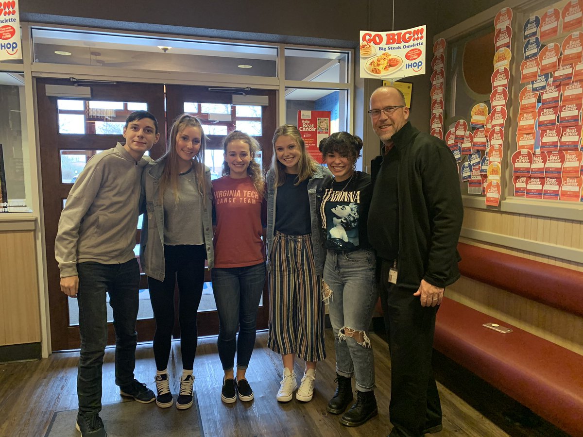 DStempSCPS's tweet photo. What a great time having breakfast with the senior class officers!  I just love spending time with them! #viewpride https://t.co/g3sG1qzbVs