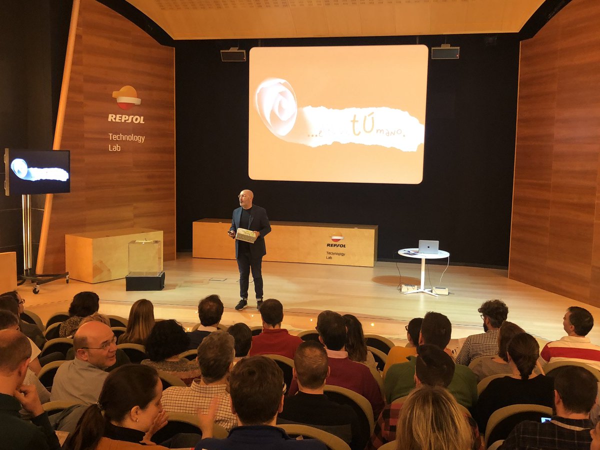thinkandaction's tweet photo. Y después de una mañana inspiracional, una dinámica Experiencial llena de #aprendizajes, #integración, #cultura, #equipo...
Hoy @thinkandaction, @fb_think y equipo #RepsolTechnologyLab.
Y culminamos con la #magia de la #transformación, para entender que la #magia está en tu mano. https://t.co/3tCO1eMKYR