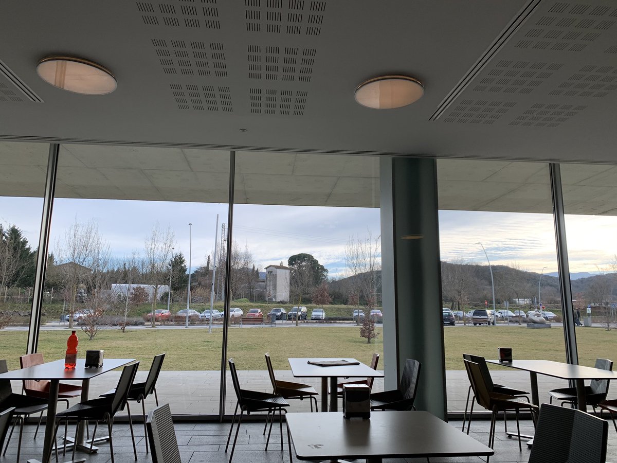 mferres's tweet photo. La cafeteria de @hospiolot és un lloc amable, amb molta llum, cadires de colors, fotos de flors a la paret, diaris per llegir, pantalla amb el 3/24 amb subtítols i menjar calent preparat i etiquetat per emportar encara que hi vagis a deshora. S'agraeix @salutcat @Olotuit https://t.co/ozSJwwxroq