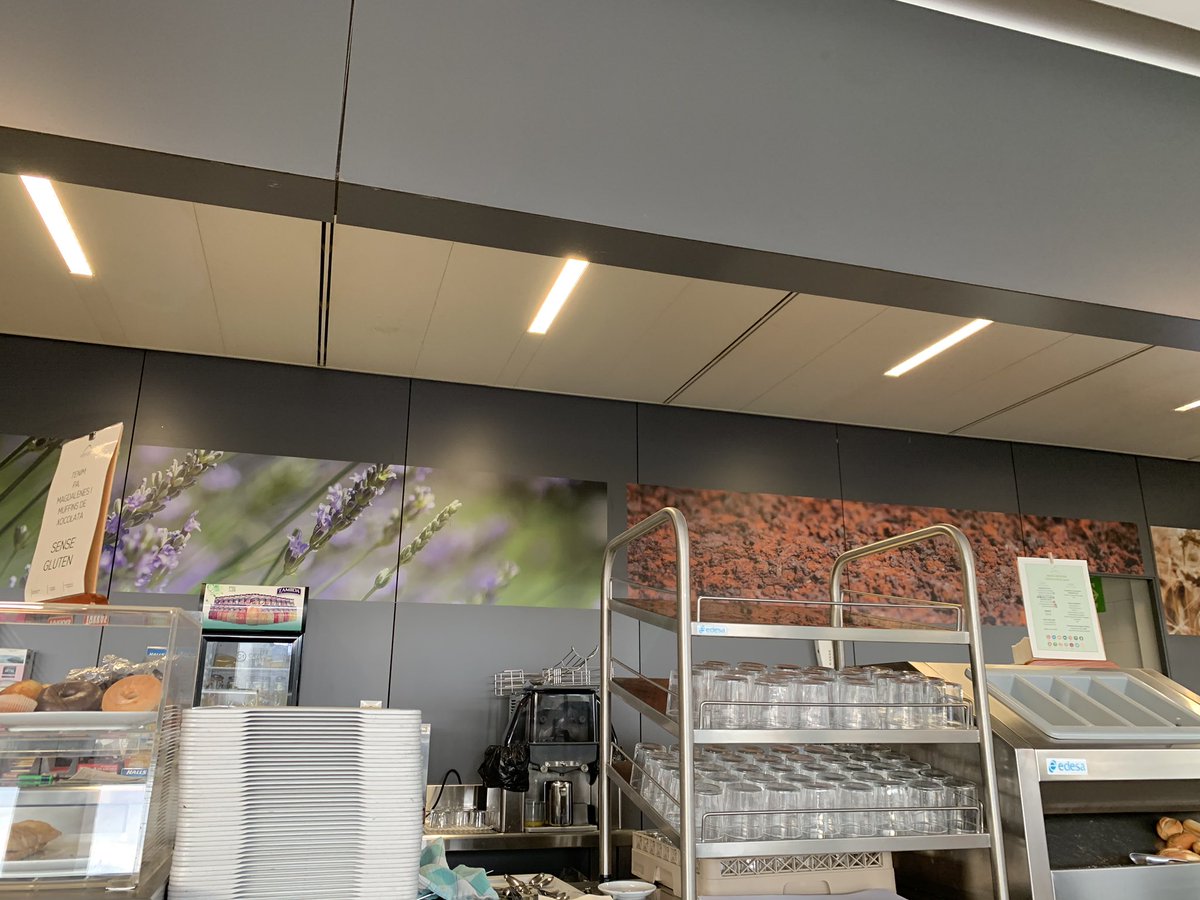 mferres's tweet photo. La cafeteria de @hospiolot és un lloc amable, amb molta llum, cadires de colors, fotos de flors a la paret, diaris per llegir, pantalla amb el 3/24 amb subtítols i menjar calent preparat i etiquetat per emportar encara que hi vagis a deshora. S'agraeix @salutcat @Olotuit https://t.co/ozSJwwxroq