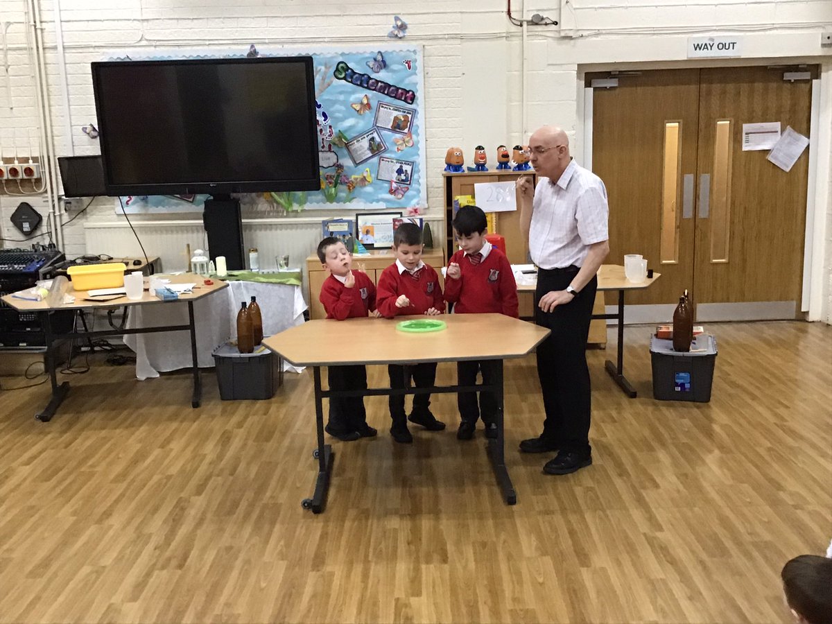 ClassOneMrsL1's tweet photo. Science- Materials workshop.
Making bubbles, using washing up liquid, glycerine and water. https://t.co/rzYcRvP7nQ