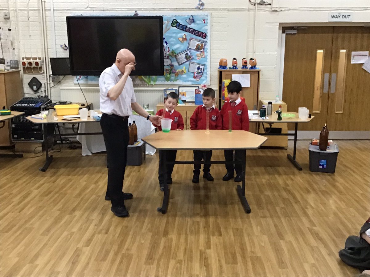 ClassOneMrsL1's tweet photo. Science- Materials workshop.
Making bubbles, using washing up liquid, glycerine and water. https://t.co/rzYcRvP7nQ