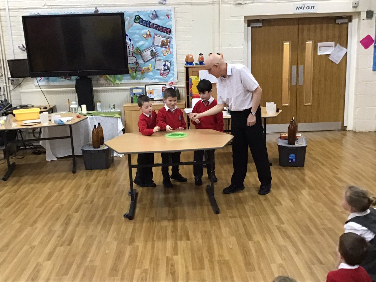 ClassOneMrsL1's tweet photo. Science- Materials workshop.
Making bubbles, using washing up liquid, glycerine and water. https://t.co/rzYcRvP7nQ
