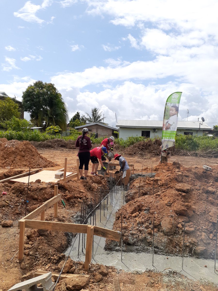 It's day #3 at Marie's house! And it's a beautiful day! 👷‍♀️👷🏿‍♀️🌞🏠