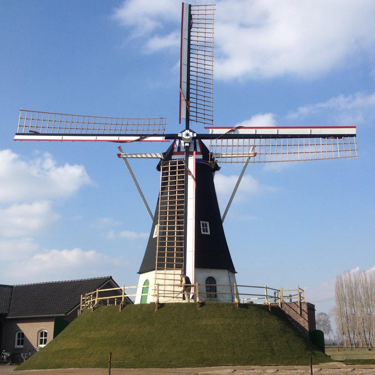 Keldonk's tweet image. Terwijl die ene windmolen aan de ene kant van het dorp bij de 100 mooiste van @GemMeierijstad  hoort, verkwanselen we de andere kant van het dorp met andere windmolens en zonneparken. keldonk.nl/korenmolen-de-… #M100 #waaromhierzonneparkenenwindmolens