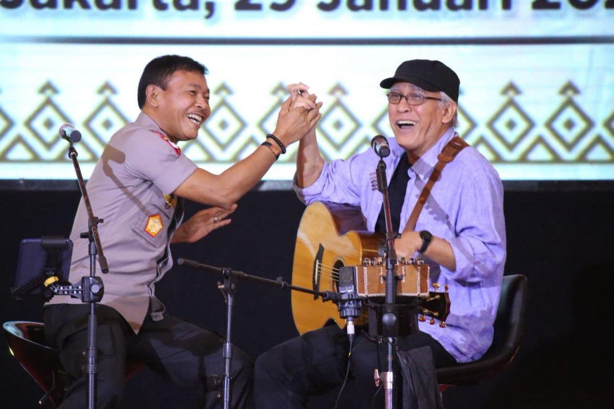 Wah luar biasa Pak Kapolri kita ini, banyak tau lagu2 saya, bahkan yg saya lupa krn jarang dinyanyikan beliau ingat 👍🏽👍🏽