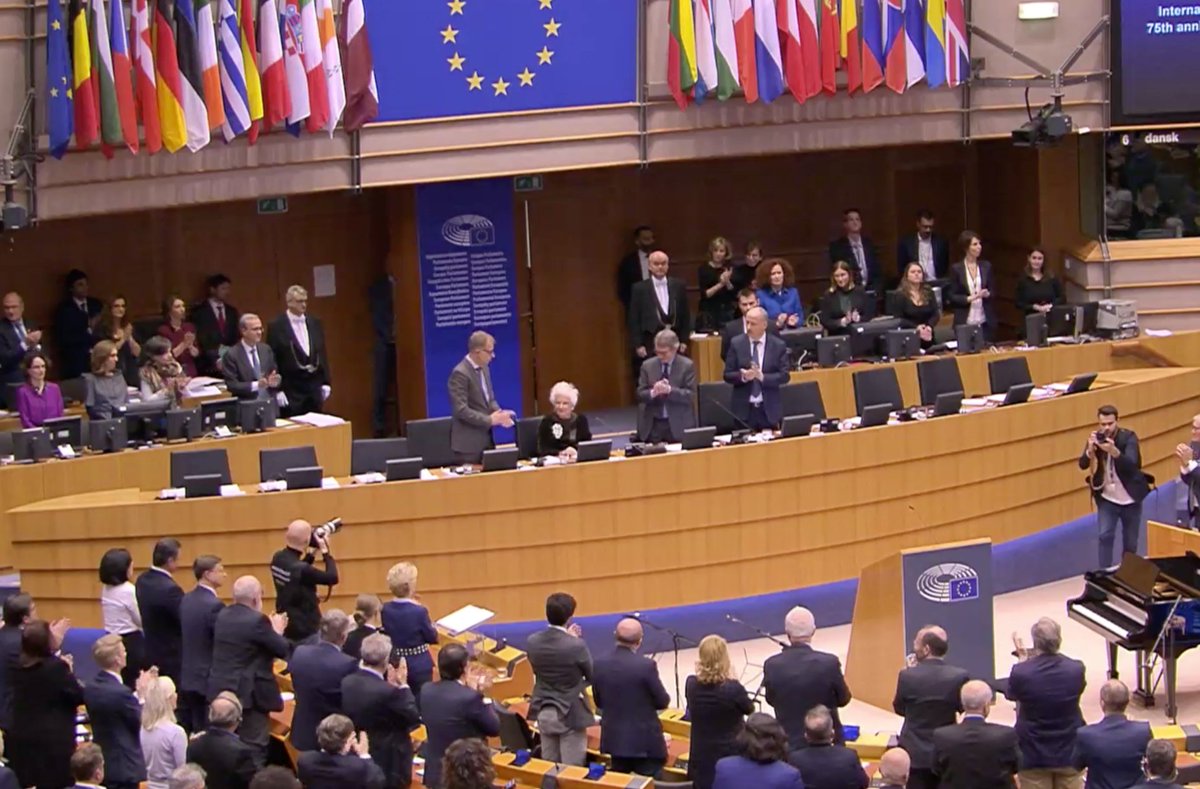 Al Parlamento europeo tutte e tutti in piedi per Liliana Segre moked.it/blog/2020/01/2…