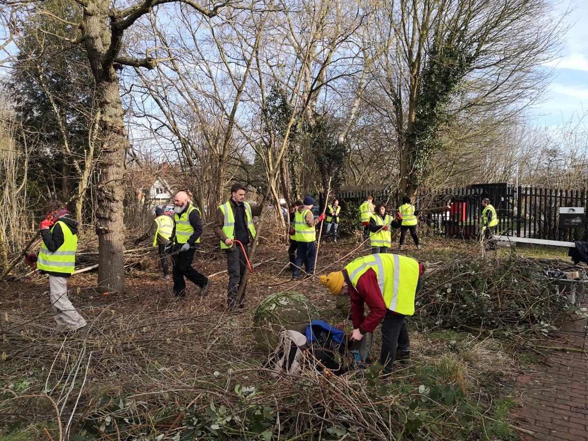 Sandile_CRT's tweet photo. Great work done by the students of @capelmanor @CapelManorCP on the river Stort! They done hazel coppicing, hedge laying and a good litter pick along the river 💪 #loveyourriver #makinglifebettetbywater 
@CRTSouthEast @LottieBW @CRTvolunteers https://t.co/j4yhejVeCN
