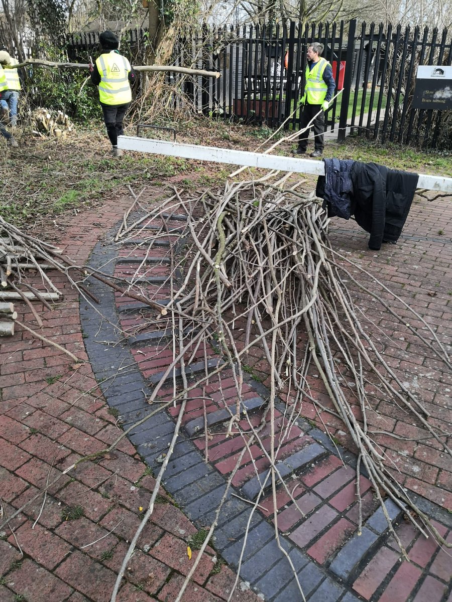 Sandile_CRT's tweet photo. Great work done by the students of @capelmanor @CapelManorCP on the river Stort! They done hazel coppicing, hedge laying and a good litter pick along the river 💪 #loveyourriver #makinglifebettetbywater 
@CRTSouthEast @LottieBW @CRTvolunteers https://t.co/j4yhejVeCN