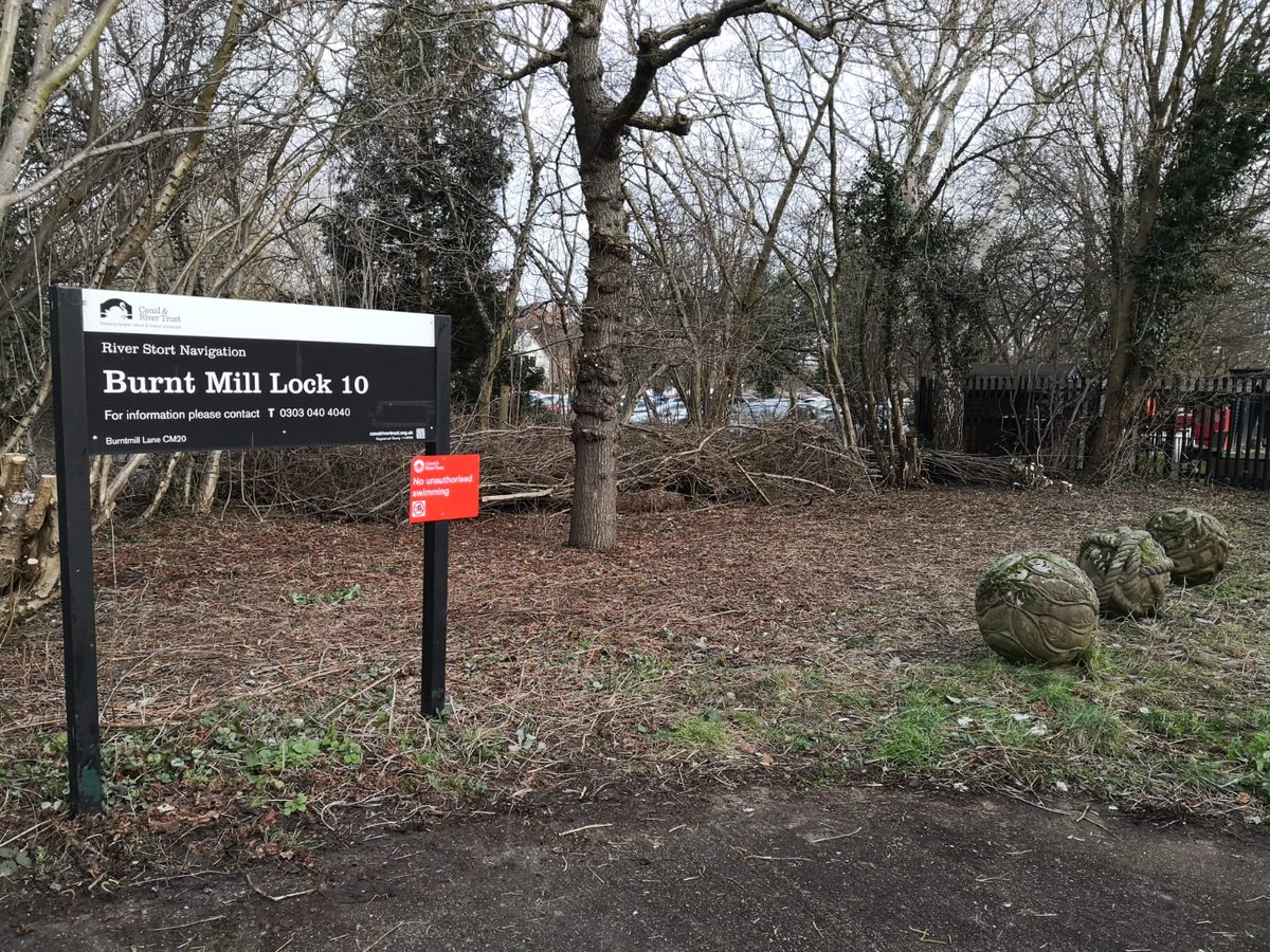 Great work done by the students of <a href="/capelmanor/">Capel Manor College</a> <a href="/CapelManorCP/">Capel Manor CP</a> on the river Stort! They done hazel coppicing, hedge laying and a good litter pick along the river 💪 #loveyourriver #makinglifebettetbywater 
<a href="/CRTSouthEast/">Canal & River Trust London & SE</a> <a href="/LottieBW/">CharlotteWood</a> @CRTvolunteers
