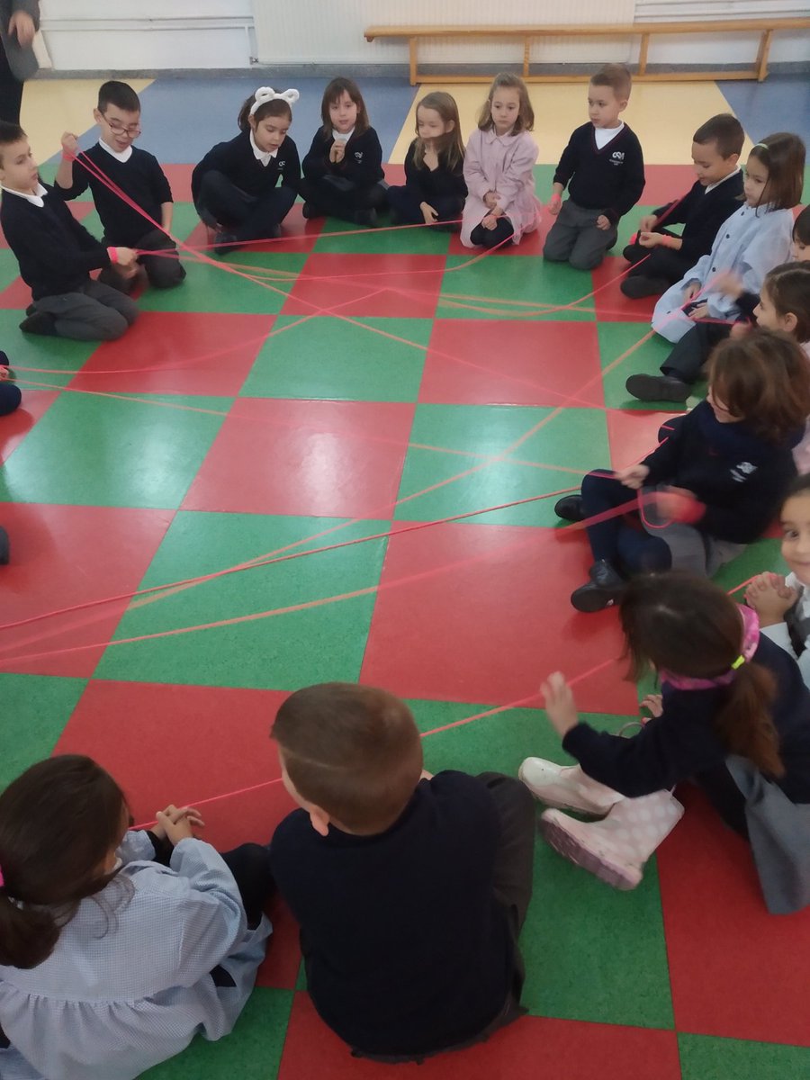 csabea1's tweet image. Deshacemos nuestros miedos con ayuda del ovillo y fabricamos entre todos un atrapamiedos. ¡Valientes!