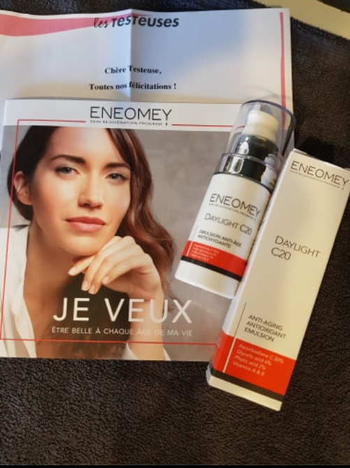 babethbabeth123's tweet photo. Je recommande ce produit pour toutes les femmes..je l utilise comme base de maquillage,atténue les rides,texture agréable qui ne colle pas. Peau lisse et souple,bonne hydratation et 20% de vitamine C. #LesTesteuses #DaylightC20 @eneomey @fa_lestesteuses https://t.co/CAZUo66dVv