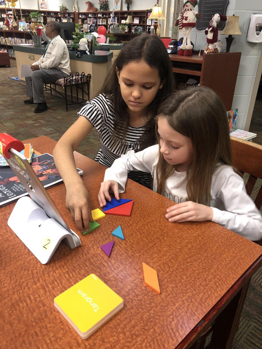 ConwayElementa1's tweet photo. Fun learning in the media center. #HCSLibraryMedia #CESReads #LeadHCS https://t.co/2OW8EY54xY