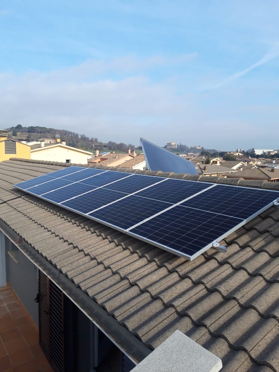 SUDRenovables's tweet photo. Seguim amb la revolució solar! Nova instal·lació d'autoconsum a Vic, dins el marc de la compra col·lectiva #PlanterSolar de @SomEnergia. 6 panells que sumen 2kW. Suposarà un estalvi del 30% en consum de la xarxa i podrà compensar de la seva factura els excedents que s’injectin 🌞 https://t.co/3vz4EitcwA