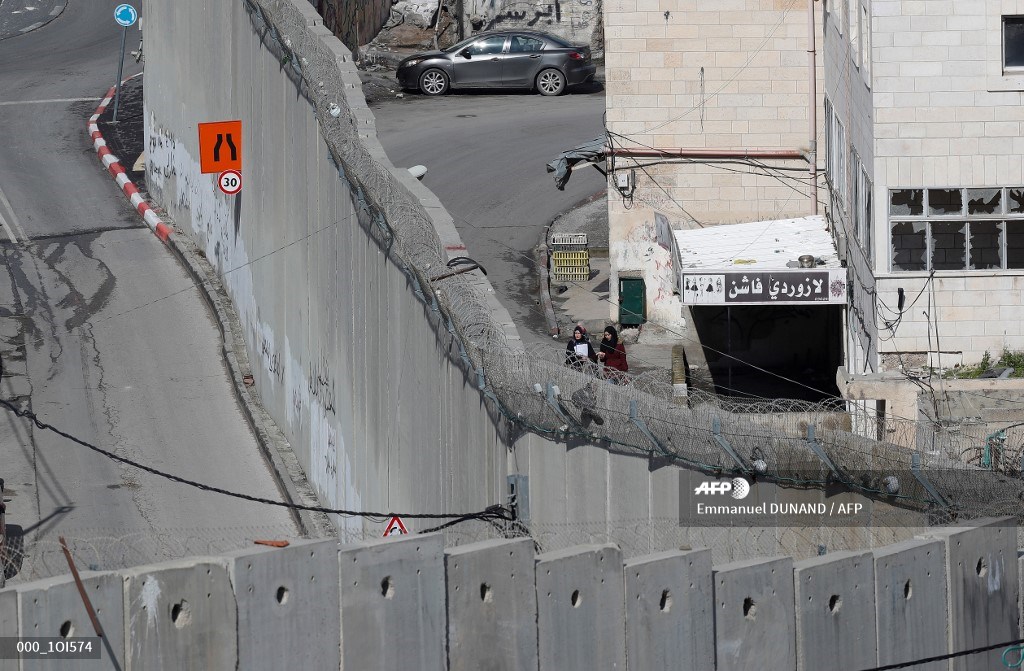 EmmanuelDunand's tweet photo. From #AbuDis, #Trump Trump's planned new Palestinian capital. A wall divides it from #Jerusalem #Israel #Palestine https://t.co/3fPXlJHVUx