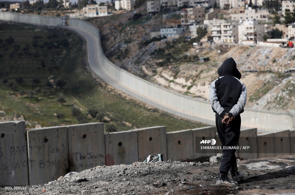 EmmanuelDunand's tweet photo. From #AbuDis, #Trump Trump's planned new Palestinian capital. A wall divides it from #Jerusalem #Israel #Palestine https://t.co/3fPXlJHVUx