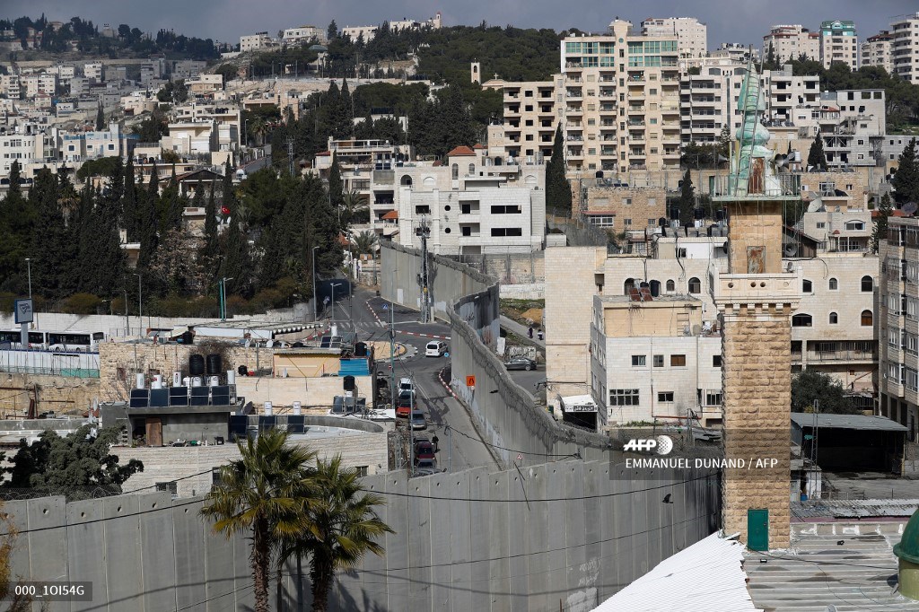 EmmanuelDunand's tweet photo. From #AbuDis, #Trump Trump's planned new Palestinian capital. A wall divides it from #Jerusalem #Israel #Palestine https://t.co/3fPXlJHVUx