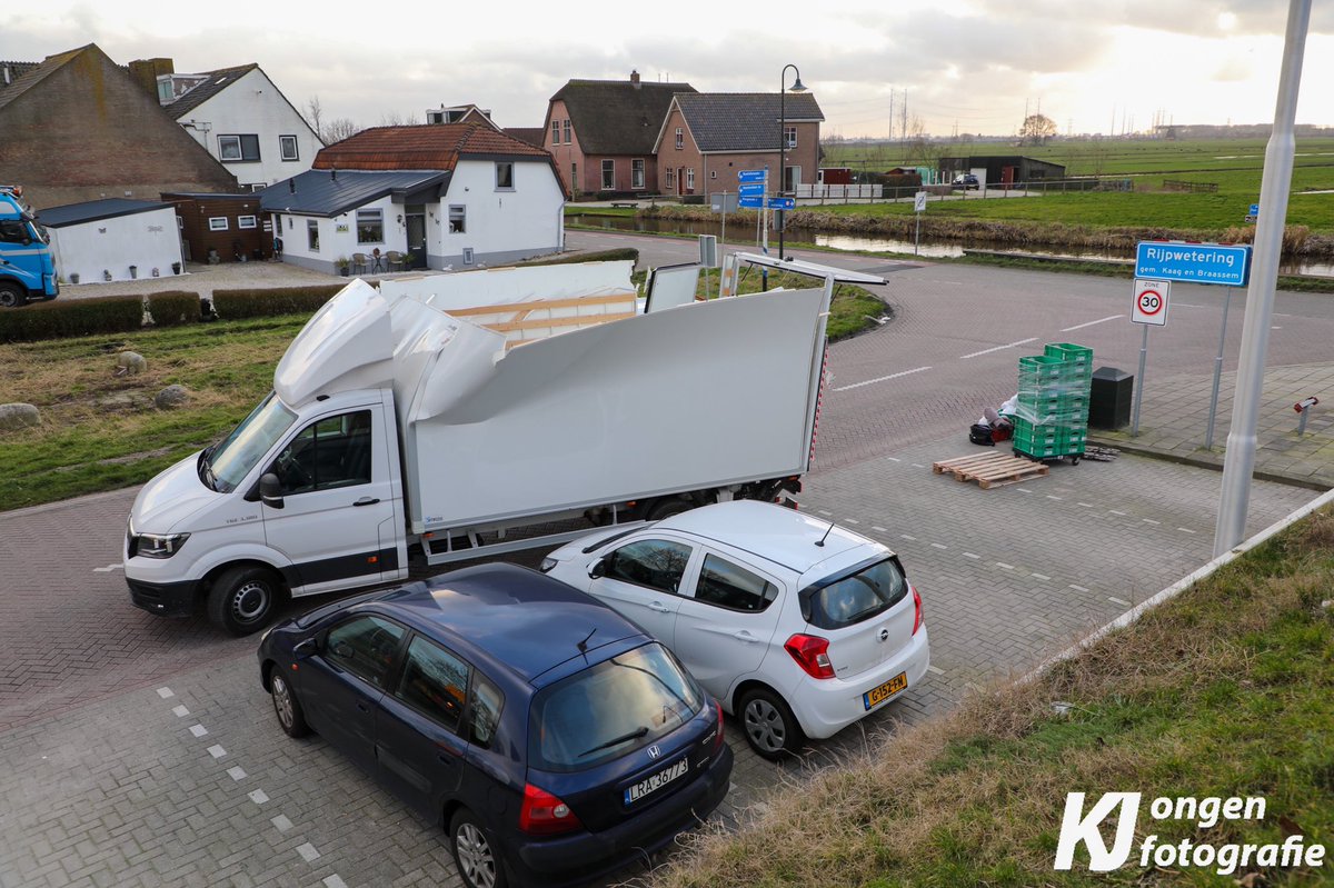 District16nl's tweet photo. Het dak ging er zonet af op de #Zuidweg ter hoogte van de #N445 in #Rijpwetering, althans.. bij deze vrachtwagen waarvan de chauffeur vermoedelijk de maximale doorrijhoogte over het hoofd heeft gezien bij het onder door rijden van het viaduct. Het voertuig raakte zwaarbeschadigd. https://t.co/UXrxnvLYWf