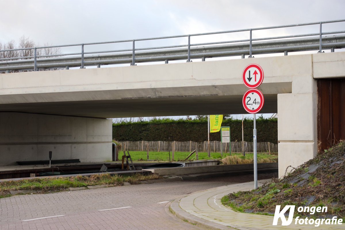 District16nl's tweet photo. Het dak ging er zonet af op de #Zuidweg ter hoogte van de #N445 in #Rijpwetering, althans.. bij deze vrachtwagen waarvan de chauffeur vermoedelijk de maximale doorrijhoogte over het hoofd heeft gezien bij het onder door rijden van het viaduct. Het voertuig raakte zwaarbeschadigd. https://t.co/UXrxnvLYWf