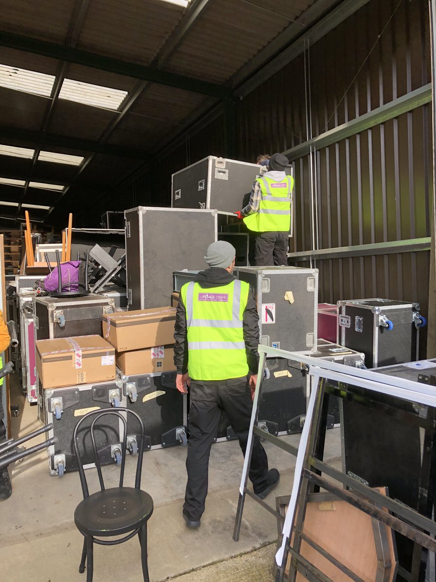 Upstage_Crew's tweet photo. Sunshine and a show to pack into stores = a happy crew. #wewillmakeitfit #UpStageCrew #wedoevents #theatre https://t.co/XjYc1N2fk5