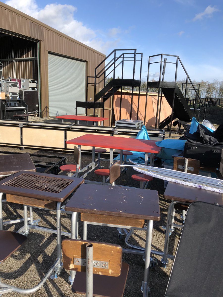 Upstage_Crew's tweet photo. Sunshine and a show to pack into stores = a happy crew. #wewillmakeitfit #UpStageCrew #wedoevents #theatre https://t.co/XjYc1N2fk5