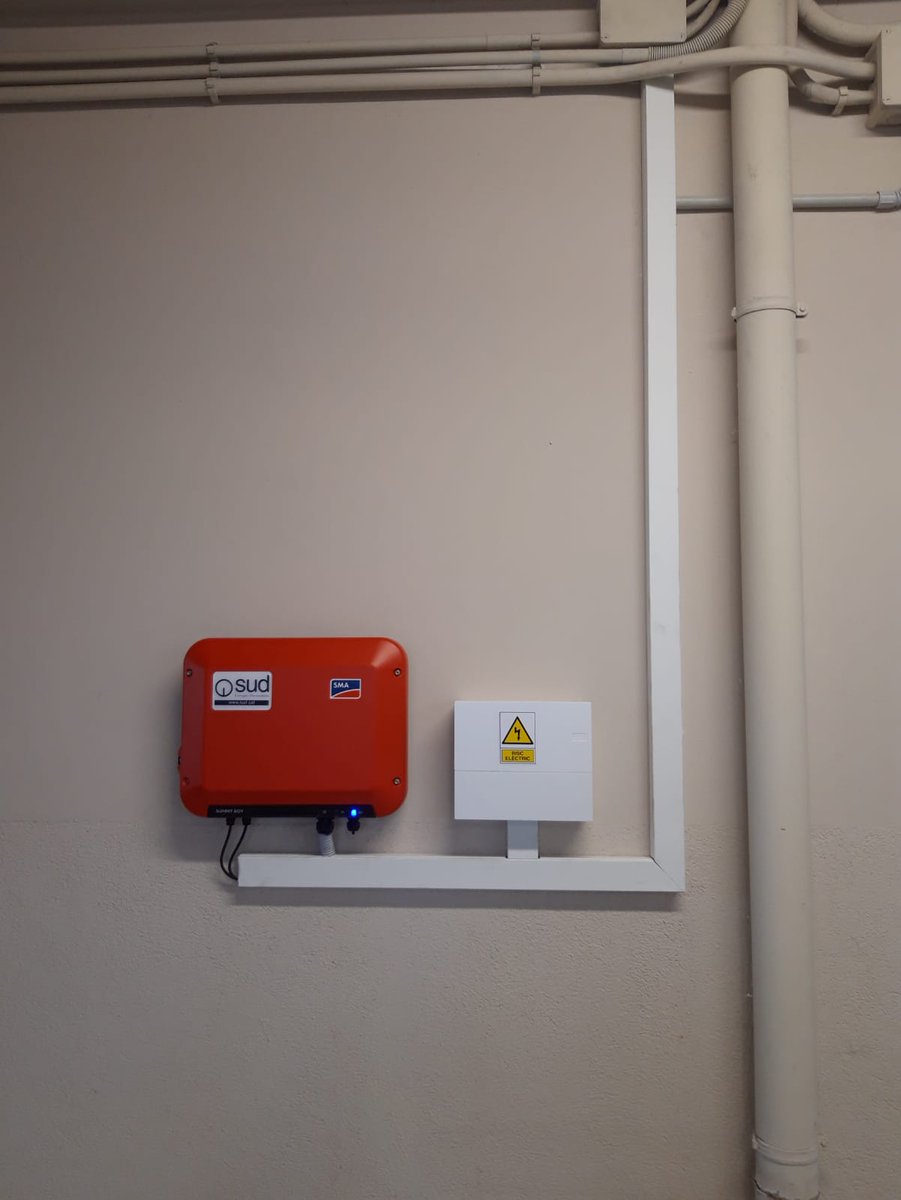 SUDRenovables's tweet photo. Seguimos con la revolución solar! Nueva instalación de autoconsumo en Vic, dentro del marco de la compra colectiva #PlanterSolar de @SomEnergia. 6 paneles, 2kW, que suponen un ahorro del 30% en consumo de la red y se podrán compensar de su factura los excedentes que se inyecten🌞 https://t.co/wzeqGwrxyb