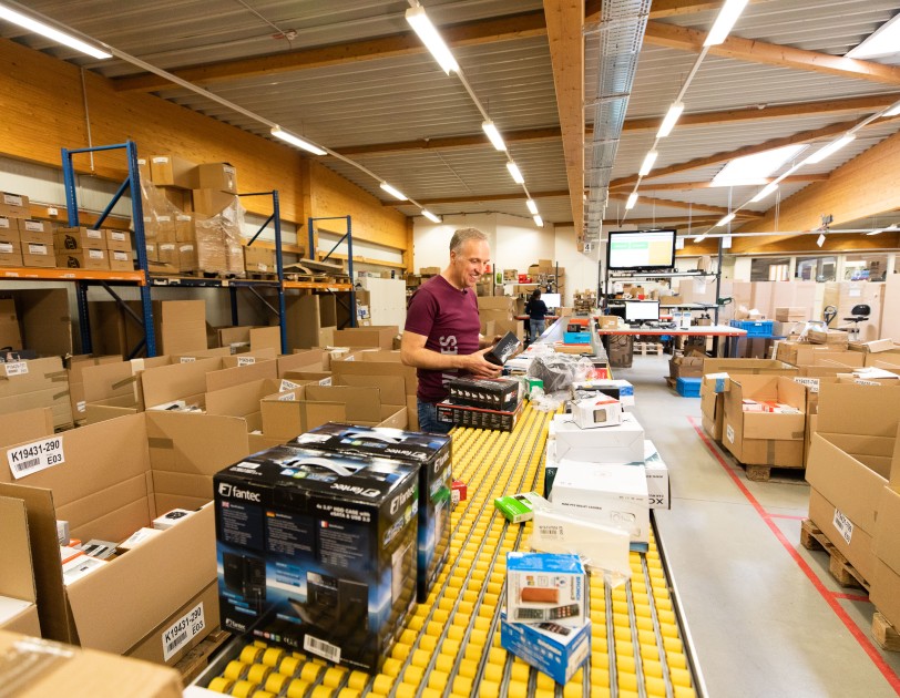 AmazonNewsDE's tweet photo. Die Avides Media AG ist darauf spezialisiert, zurückgeschickte Artikel wieder in den Warenkreislauf zu bringen. Als langjähriger Partner von #Amazon unterstützt das Unternehmen die Bemühungen um #Nachhaltigkeit. Alle Infos: https://t.co/Y7Yx5J4zeQ #AmazonStories https://t.co/AiGIvQWeWb