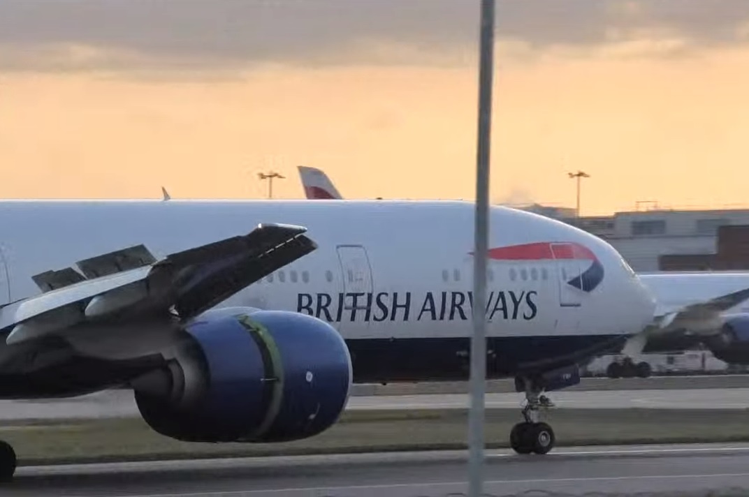 AirportWebcams's tweet photo. BA's China flights now suspended & unavailable to book until Feb 29th due to #CoronaVirus . Last inbound #BA168 (Boeing 777-300ER G-STBI) from Shanghai just landed at London Heathrow.
https://t.co/yHyixUbBjH
Pic 1 @BigJetTVLIVE
Pic 2 @Heathrowcam https://t.co/dgUq4tA3by