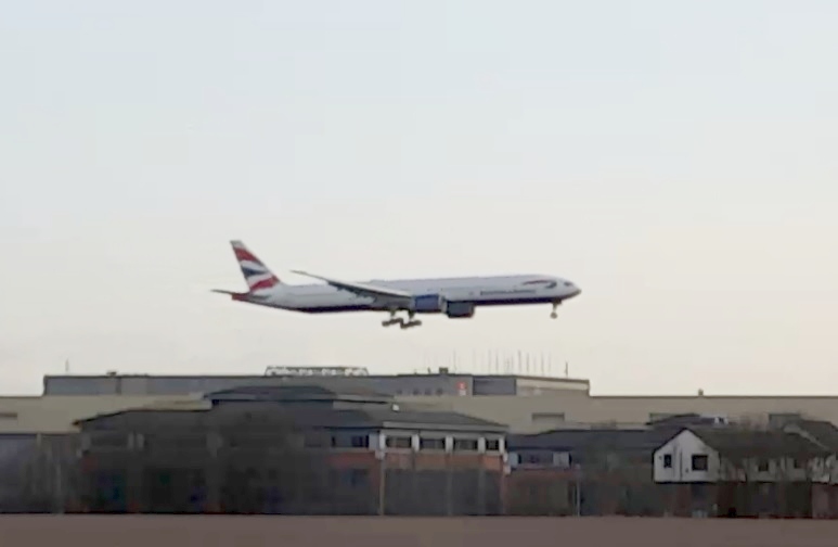 AirportWebcams's tweet photo. BA's China flights now suspended & unavailable to book until Feb 29th due to #CoronaVirus . Last inbound #BA168 (Boeing 777-300ER G-STBI) from Shanghai just landed at London Heathrow.
https://t.co/yHyixUbBjH
Pic 1 @BigJetTVLIVE
Pic 2 @Heathrowcam https://t.co/dgUq4tA3by