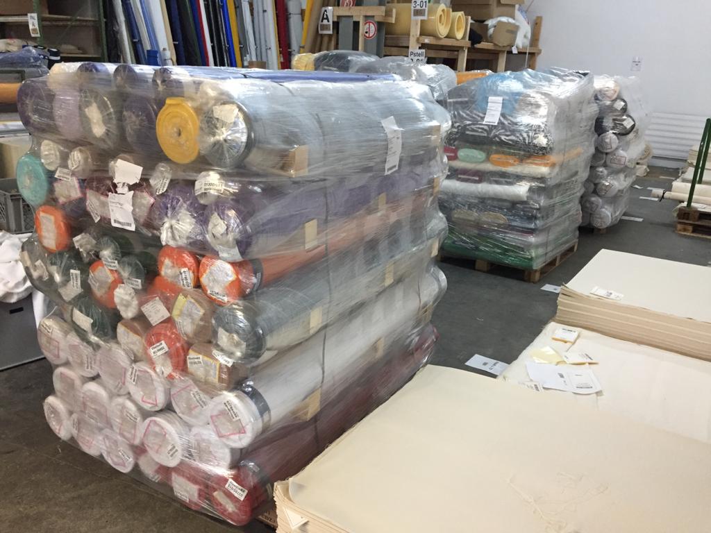 stoff4you's tweet photo. 7 Paletten #Stoffe sind heute bei #stoff4you im #Stofflager eingetroffen. Die Vorräte mit #Satin, #Pannesamt, #Jersey und vielen weiteren #Meterware sind gut gefüllt
Danke an unsere fleißigen Mitarbeiter, die das in einer Blitzaktion gemeinsam ausgepackt und verräumt haben! https://t.co/O3VQv75DZR