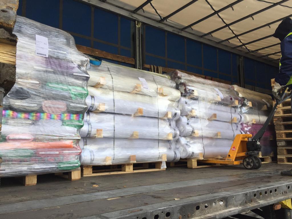 stoff4you's tweet photo. 7 Paletten #Stoffe sind heute bei #stoff4you im #Stofflager eingetroffen. Die Vorräte mit #Satin, #Pannesamt, #Jersey und vielen weiteren #Meterware sind gut gefüllt
Danke an unsere fleißigen Mitarbeiter, die das in einer Blitzaktion gemeinsam ausgepackt und verräumt haben! https://t.co/O3VQv75DZR