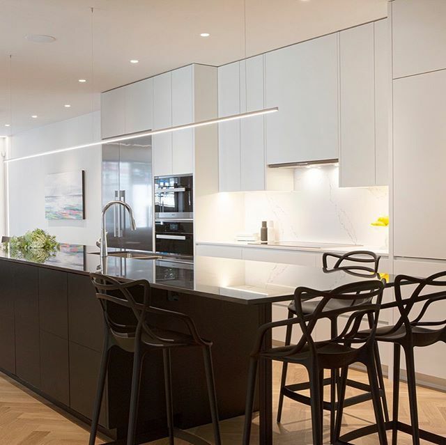 NizamiDesign's tweet photo. This is not a drill. This is the real deal. Design by me, SND. #hotdesign #kitchendesign #designportfolio #realdeal #designforliving #luxuryrealestate #modernkitchen #modernkitchendesign #torontodesigner #torontokitchens #herringbonefloors #blackkitchen … https://t.co/w9FUoACYpQ https://t.co/dxJQ4LhiOK