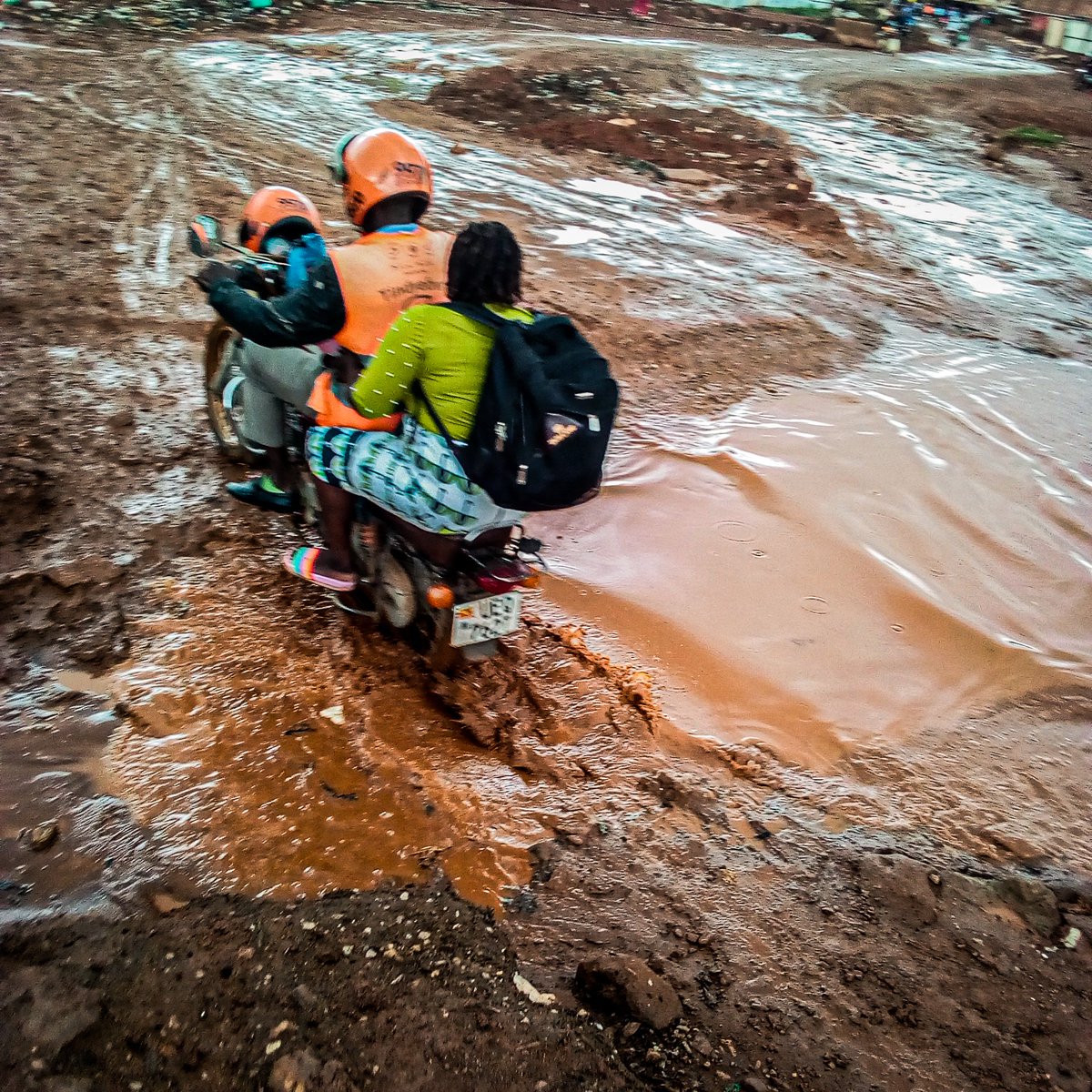 Semagandajoshua's tweet photo. A motorcyclist carrying a passenger heading to kasokoso area . Kampala - Uganda .
.
.
.
.
.
.
Documentary 📸
#PhotoOftheDay
#keepbeingauthentic
#visualgang https://t.co/lndqvONbxQ